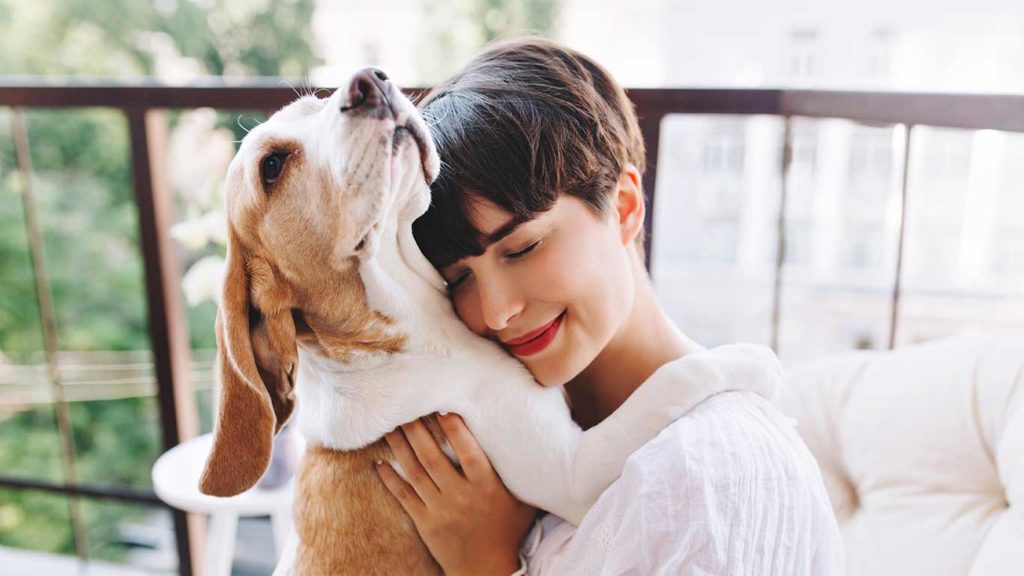 como-cuidar-a-tu-mascota-perro-mujer