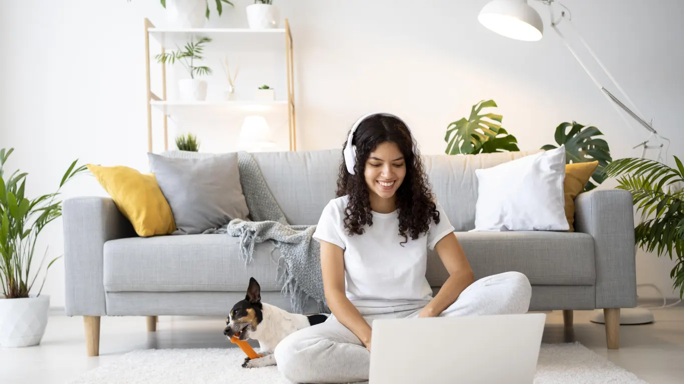 departamento pet friendly chica con perro jugando